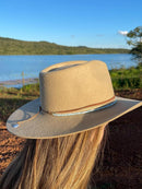 Bandinha de Chapéu-couro e pedras azuis