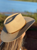 Bandinha de Chapéu- couro estonado marrom e pedras