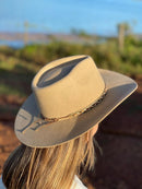 Bandinha de Chapéu-couro trançado dourado